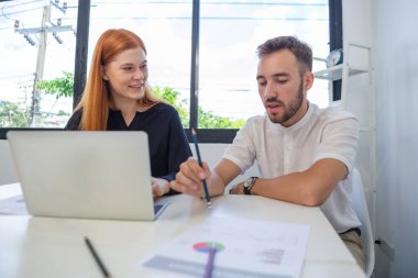 İş adamları ofiste çalışan işçilerin raporlarını okuyor. Takım çalışması profesyonel başarı online başlangıç planlaması. İş yerinde beyin fırtınası toplantısı.