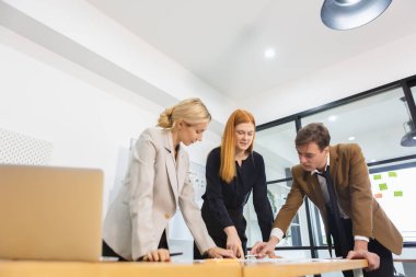 İş adamları ofiste çalışan işçilerin raporlarını okuyor. Takım çalışması profesyonel başarı online başlangıç planlaması. İş yerinde beyin fırtınası toplantısı.