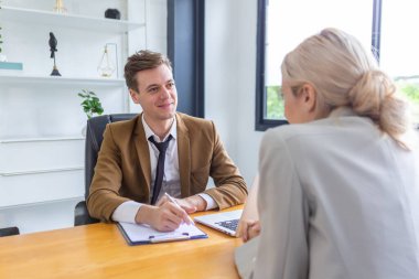 Başlangıç için iş adamları takım çalışması projesi. Müdür Muhtelif Kurumsal toplantılar ve konuşmalar Ofiste personeli tanıtır. Şirketteki erkek müdür bayan çalışanlarla görüşüyor..