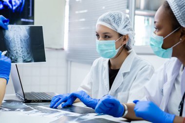 Bir grup tıp öğrencisi sınıf odasında ders çalışıyor. Tıp öğrencileri röntgen filmlerinden öğrenerek insan beyin hastalıkları teşhisi koyuyorlar. Teşhis için beyin ameliyatı hakkında bilgi edinin.