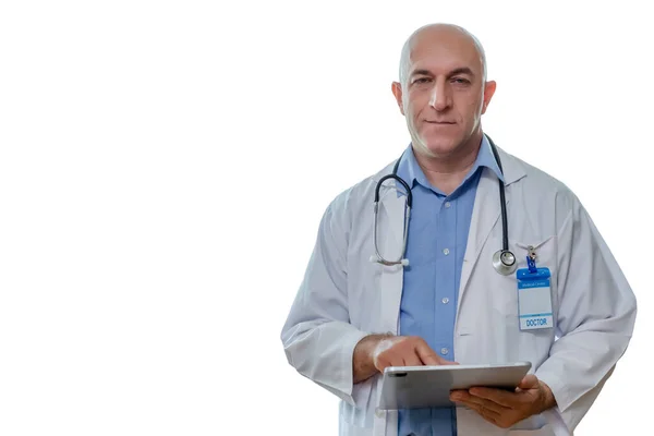 Retrato Médico Hombre Sosteniendo Tableta Aislada Sobre Fondo Blanco Ruta —  Fotos de Stock