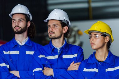 Mühendisler üniforma giyer. Ekip mühendisliği teknisyeni, atölye imalatı, endüstri fabrikasında takım çalışması. grup profesyonel teknisyen endüstrisi.