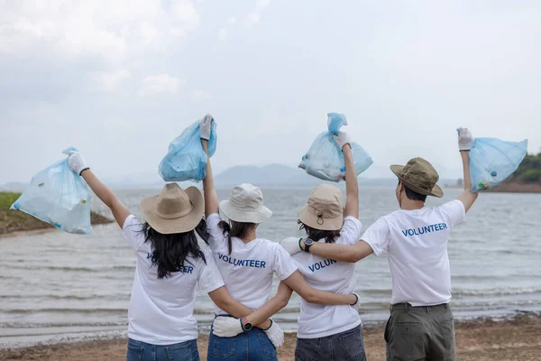Grupo Voluntarios Alegres Brazos Éxito Levantados Sosteniendo Bolsas Basura Limpiar — Foto de Stock