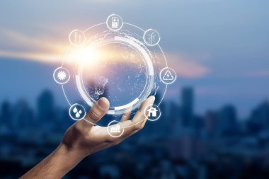 Küresel enerji ikonları tutan adam. Doğadan gelen enerji enerjisi elektrik ortamı. yenilikçi ekoloji elektriği. Küresel ısınma kavramını azaltmak için elektrik kesintisi.