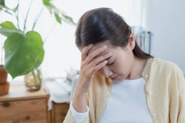 Kadın eli değdiğinde baş ağrısı, Asyalı genç bir kadın çok çalışmaktan strese girmiş, hayat sorunları bıkkınlık vermiş, aşk yüzünden hayal kırıklığına uğramış, depresyonda ve yalnız başına kalmış bir kız..