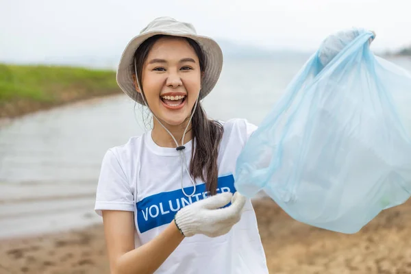 Feliz Asiática Mulheres Voluntárias Segurando Sacos Lixo Azul Olhando Para — Fotografia de Stock