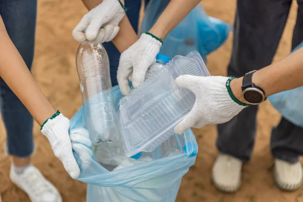Close Lixo Caixa Plástico Voluntários Grupo Mão Conduzindo Cooperação Ambiental — Fotografia de Stock