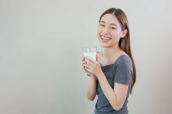 Feliz Asiático Mulheres Segurando Leite Fresco Vidro Conceito Alimentação Saudável — Fotografia de Stock