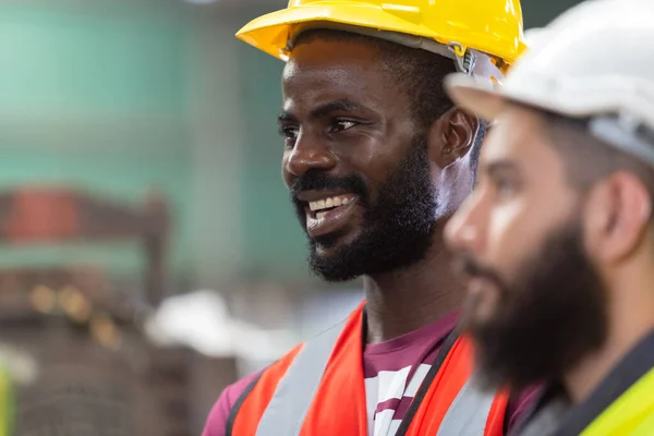 Крупним Планом Інженерні Чоловіки Афроамериканці Щасливі Усміхнені Працівники Носять Жовтий — стокове фото