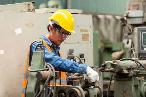 Ásia Engenharia Trabalhador Homem Vestindo Uniforme Segurança Hardhat Trabalho Máquina — Fotografia de Stock