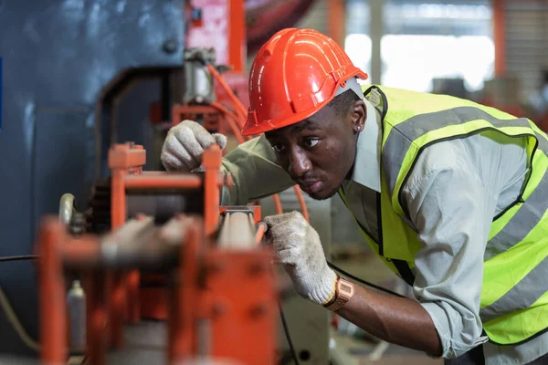 Trabalhadores Americanos Africanos Masculinos Usam Capacete Vermelho Trabalhando Verificar Produção — Fotografia de Stock