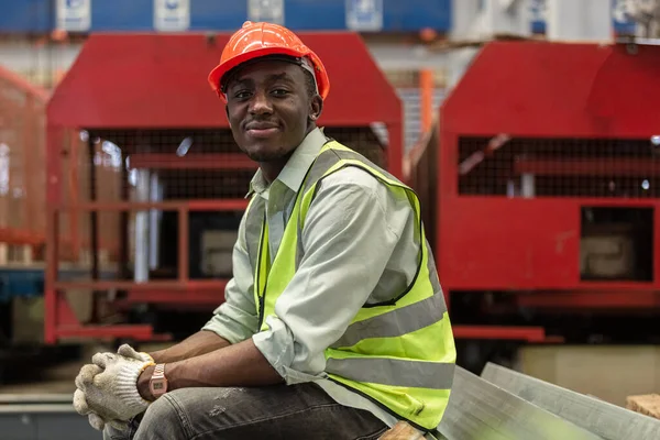 Πορτραίτο Μηχανικής Αρσενικό Αφροαμερικανοί Εργαζόμενοι Φορούν Κόκκινο Κράνος Κάθεται Στο — Φωτογραφία Αρχείου