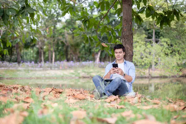 Schöner Kaukasischer Mann Smartphone Chat Unter Einem Baum Garten Freelancer — Stockfoto