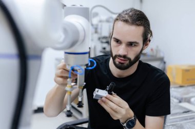 Erkek mühendis ve robot sınıf odasında eğitim görüyor. Gelecekteki robotik öğrenme yeniliği eğitimi. Atölye bakım teknikleri.