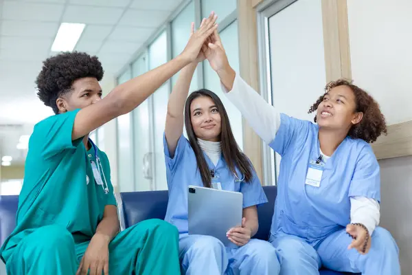 Γυναίκα Ενταχθούν Χέρι Φοιτητής Ιατρικής Επιτυχημένη Ομαδική Δουλειά Φοιτητές Ιατρικής — Φωτογραφία Αρχείου