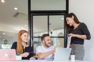 İş adamları ofiste çalışan işçilerin raporlarını okuyor. Takım çalışması profesyonel başarı online başlangıç planlaması. İş yerinde beyin fırtınası toplantısı.