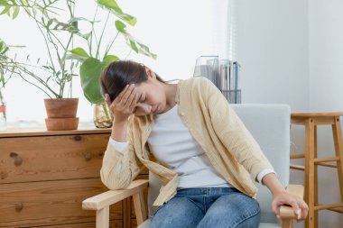 Kadın eli değdiğinde baş ağrısı, Asyalı genç bir kadın çok çalışmaktan strese girmiş, hayat sorunları bıkkınlık vermiş, aşk yüzünden hayal kırıklığına uğramış, depresyonda ve yalnız başına kalmış bir kız..