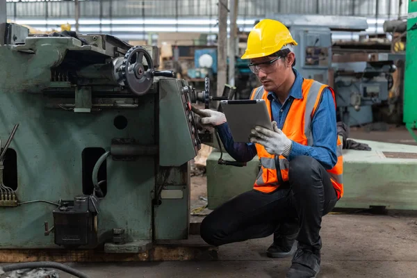Ipari Mérnök Egyenruhát Visel Bukósisak Pedig Táblát Használ Hogy Ellenőrizze — Stock Fotó