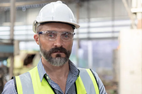 Kafkasyalı Mühendis Portresi Beyaz Şapka Takıyor Güvenlik Üniforması Giyiyor Endüstriyel — Stok fotoğraf