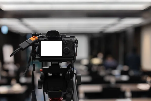 ニュース生放送スタジオの白い画面のカメラ デジタルビデオ制作メディアプロフェッショナル — ストック写真