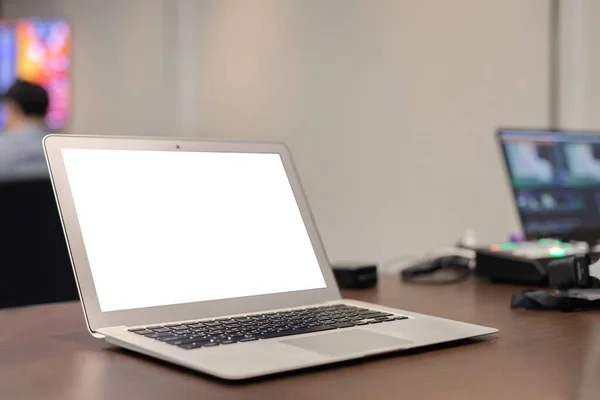 Laptop Blanco Wit Scherm Vergaderzaal Seminar Mockup Monitor Notebook Geïsoleerd — Stockfoto