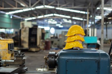 Sarı ve miğfer ya da sanayi fabrikasındaki kafa güvenliği için başlık. İşçi inşaatı için güvenli ekipman. Gelecekçi sanayi üretimi.