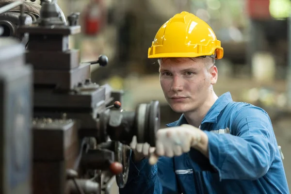 Kaukasiska Ingenjörskonst Arbetare Bär Gul Hårt Hatt Arbetsmaskin Svarv Metall — Stockfoto