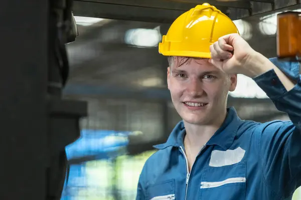 Porträtt Kaukasiska Man Ingenjörskonst Arbetare Bär Gul Hatt Tittar Kameran — Stockfoto