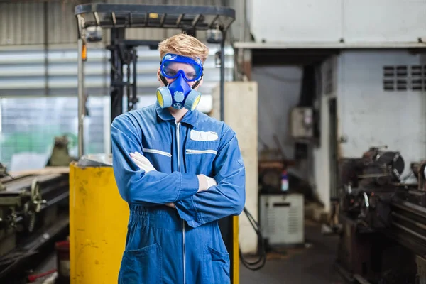 Kémiai Védőmaszkot Egyenruhát Viselő Ipari Munkás Portréja Keresztbe Téve Ipari — Stock Fotó