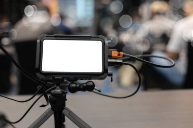 Toplantı odası seminerinde beyaz ekranı göster. Model monitörü izole ekran. İş ortamı için kullanılacak video konferansı boş alanı şablonu. Kesme yolu.