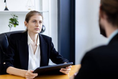 İşletme müdürü kadın elinde tablet tutarak erkek çalışanla başlangıç için planlama projesi hazırlıyor. Şirket yöneticisi personeli tanıtıyor. İnsan kaynakları departmanı iş başvurusunda bulunanlarla görüşür.