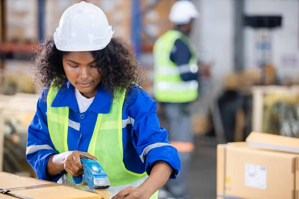 Lavoratrice Afroamericana Che Indossa Uniforme Sicurezza Con Nastro Adesivo Sul — Foto Stock