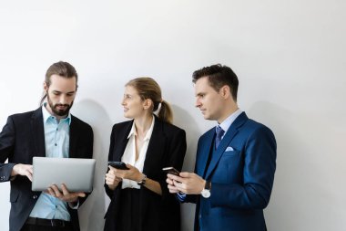 Bir grup iş adamı laptopta beyin fırtınası yaparak takım çalışması yapıyor. Organizasyondaki etkili insanlar fikirlerini işlerine danışmak için kullanırlar. Çalışanlar şirketi sürer.