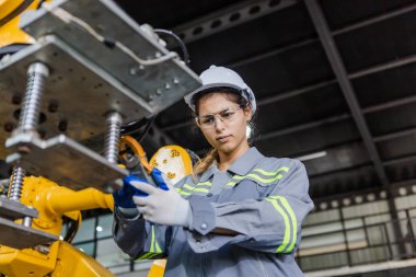 Mühendis kadın bakım robotu kolu. Kadın teknisyen endüstriyel kontrol robotu. Gelecekçi sanayi üretimi.