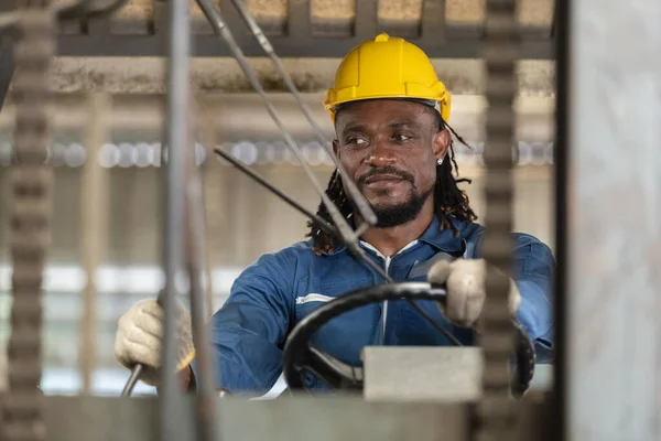 Pekerja Afrika Amerika Memakai Helm Pengaman Pengemudi Forklift Gudang Pabrik — Stok Foto