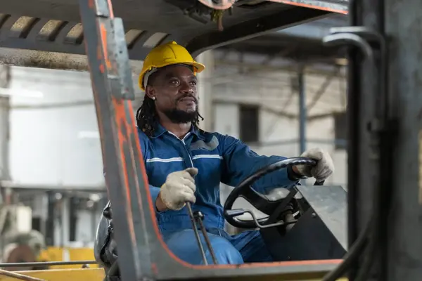 Afro Amerikaanse Arbeider Draagt Veiligheidshelm Chauffeur Heftruck Magazijn Fabriek Mannelijke — Stockfoto
