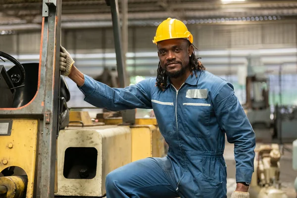 Afro Amerikaanse Arbeider Draagt Veiligheidshelm Chauffeur Heftruck Magazijn Fabriek Mannelijke — Stockfoto