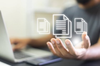 Elektronik belge konsepti. İşadamı elinde sanal belge olan bir dizüstü bilgisayar kullanıyor. Bulut hesaplamasında çevrimiçi dosya depolama dijital.