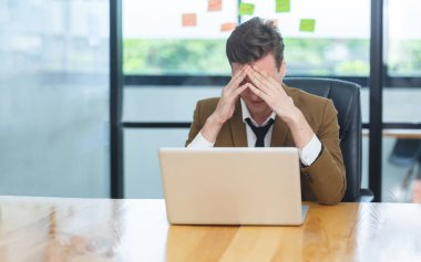Stresli iş adamı masa başında kafa tutuyor. Hareket stresi. Erkek yönetici şirket baş ağrısı başarısızlığı işyerindeki depresyondan endişeleniyor. Zor iş, yorgun..