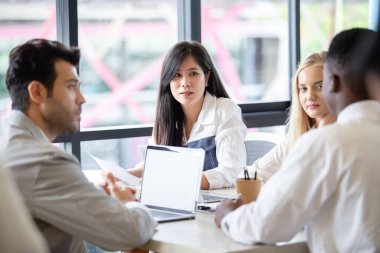 İş dünyası farklılıkları toplantıları ofiste fikir alışverişinde bulunurlar. Şirketteki iş stillerinin geliştirilmesi konulu beyin fırtınası konferansı.