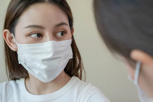 病気のマスク予防流行を身に着けている女性を閉じます 女性インフルエンザ医療衛生 — ストック写真