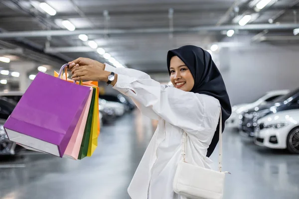 Μουσουλμάνες Φορούν Μαντίλα Κρατώντας Χρώμα Της Τσάντας Γυναικεία Ισλαμική Αραβική — Φωτογραφία Αρχείου