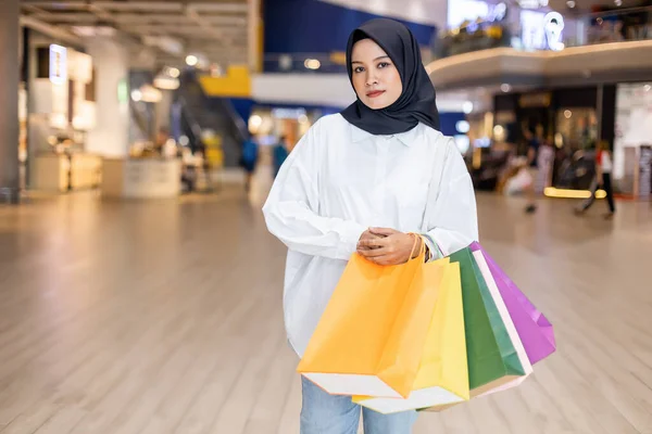 Μουσουλμάνες Φορούν Μαντίλα Κρατώντας Χρώμα Της Τσάντας Γυναικεία Ισλαμικά Αραβικά — Φωτογραφία Αρχείου