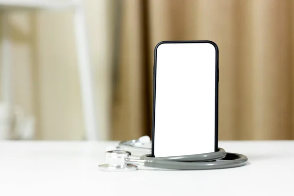 智能手机白色屏幕与听诊器 网络合同医院的概念 通过移动电话进行在线诊断检查 广告信息的调校 收割路径 — 图库照片