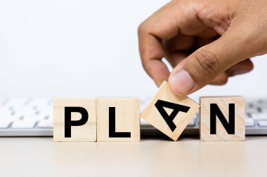 Planlama konsepti. Masa klavyesinde Metin Plann olan tahta küp. İyi bir liderin stratejik bir planı olmalı. Özenle seçilen karakter A..
