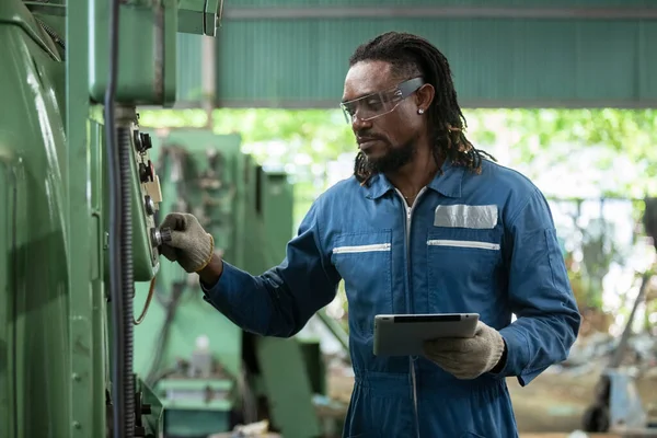 Чоловік Афроамериканський Інженер Носить Білий Твердий Капелюх Носить Форму Безпеки — стокове фото