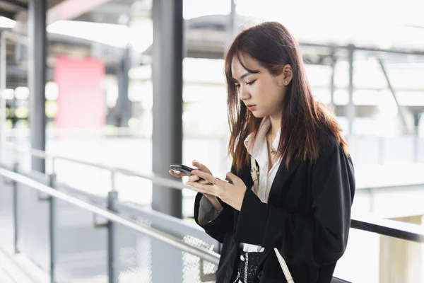 Junge Frau Schwarzen Anzug Nutzt Smartphone Plaudern Online Arbeiten Auf — Stockfoto