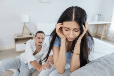Evlilik hayatındaki anlaşmazlıklar. Aile sorunları. Kadın kocasından memnun değil. Hüsrana uğramış kadın mutsuz. Birbirimizden memnun değiliz. Hayat hakkında birkaç farklı görüş. Ayrılma ve boşanma.