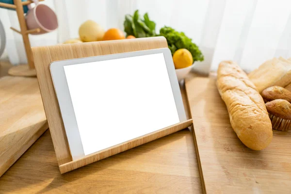 Tablet Biały Ekran Stole Kuchennym Warzywami Owocami Chlebem Ścieżka Wyświetlacz — Zdjęcie stockowe