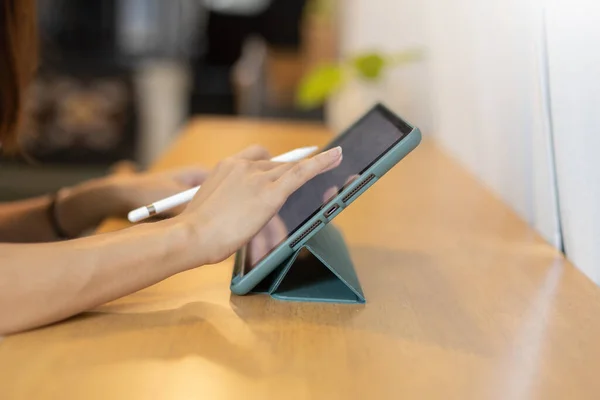 Frauen Mit Digitalem Tablet Frau Arbeitet Schlüssel Touch Display Pad — Stockfoto